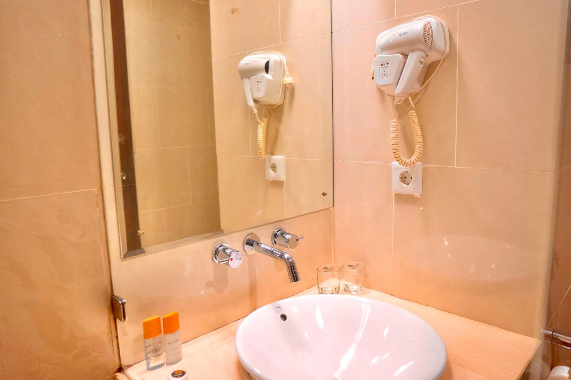 Brits Hotel Пангкалан Бун Екстериор снимка