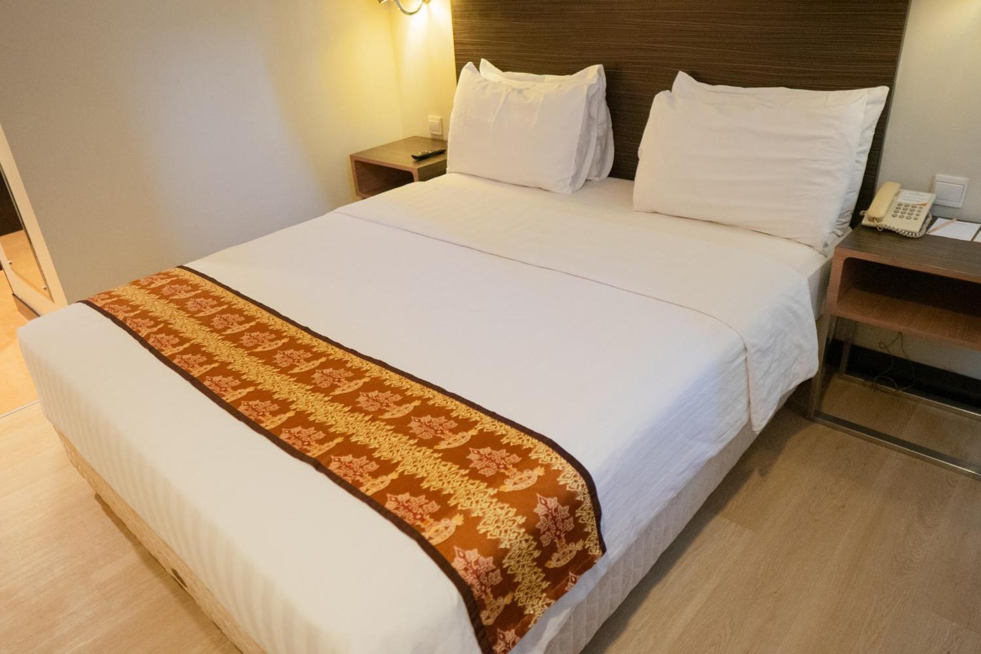 Brits Hotel Пангкалан Бун Екстериор снимка
