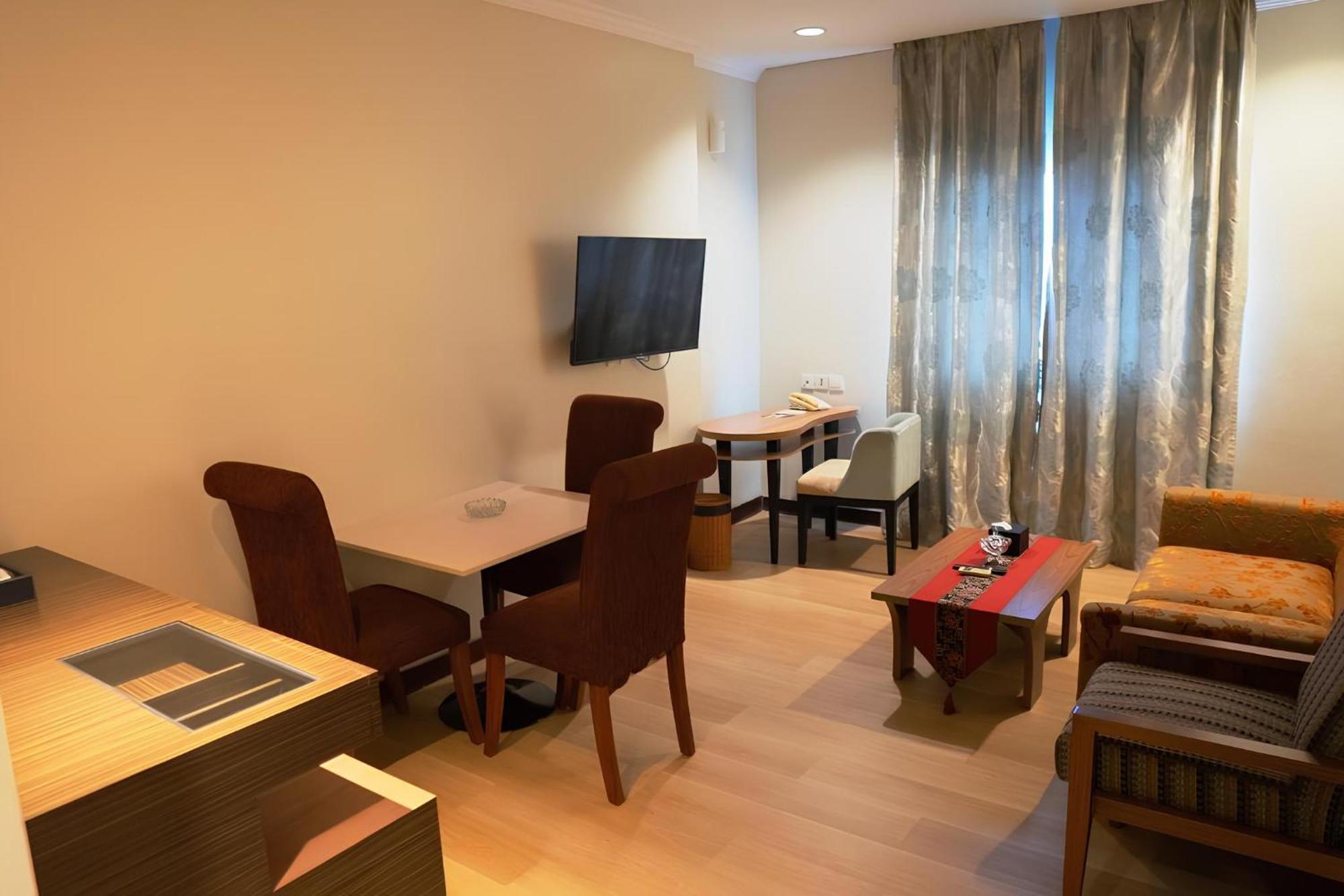 Brits Hotel Пангкалан Бун Екстериор снимка