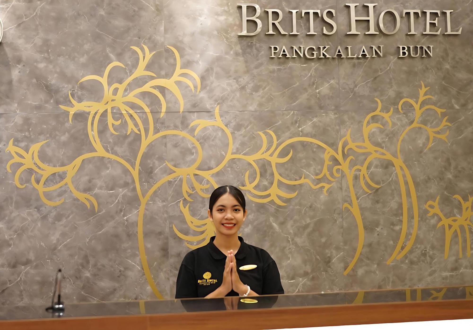 Brits Hotel Пангкалан Бун Екстериор снимка